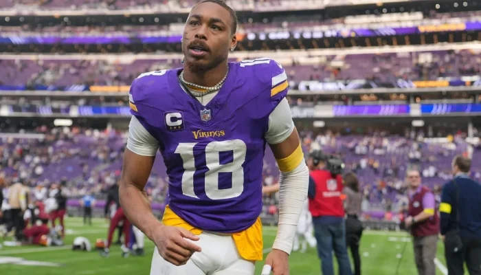  Vikings star Justin Jefferson leaves Buccaneers game with ankle injury